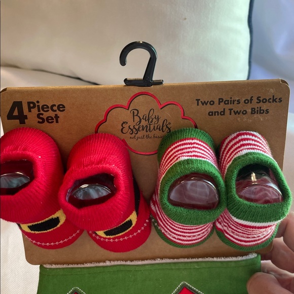 AD SUTTON Festive Red and Green Baby Set 2 pairs socks & 2 bibs - Picture 8 of 9